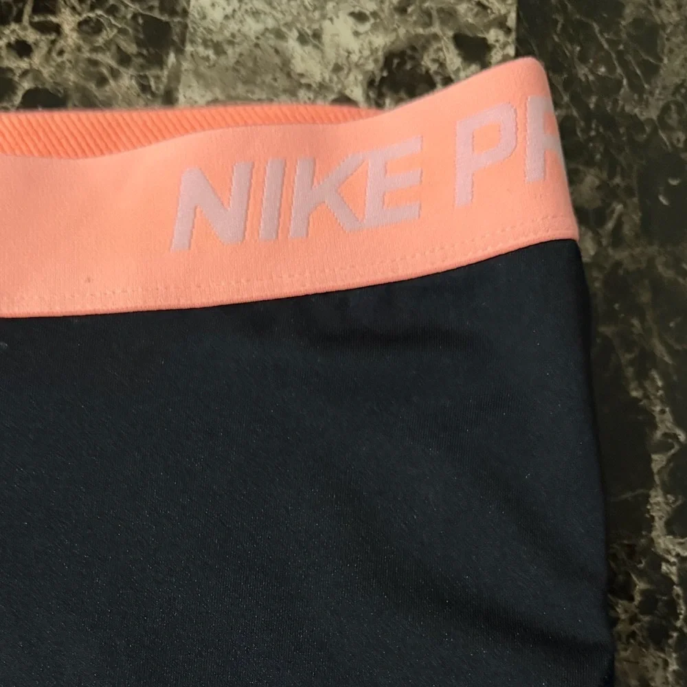 Nike Pro women’s 4” short DRI FIT black and light orange color size L EUC
